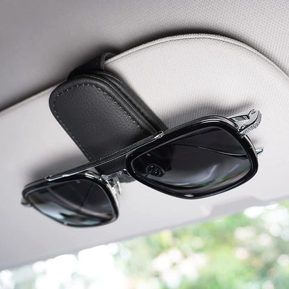 😎 Magnetische Leren Zonnebrilhouder voor de Auto – Stijlvol, Compact & Direct Binnen Handbereik – KOOP 2, KRIJG 1 GRATIS