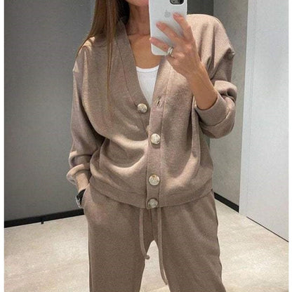 Tweedelige gebreide jas en broek voor dames met knopen