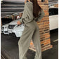 Tweedelige gebreide jas en broek voor dames met knopen