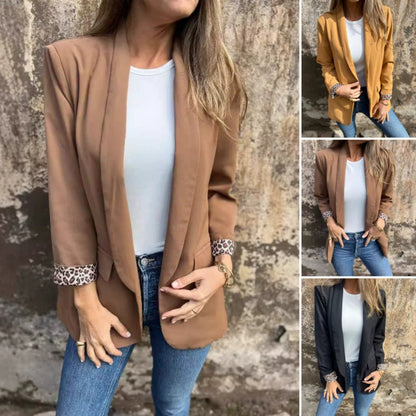 Vrouwelijke stijlvolle blazer met chique luipaardprint voering