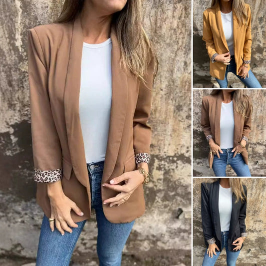Vrouwelijke stijlvolle blazer met chique luipaardprint voering