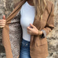 Vrouwelijke stijlvolle blazer met chique luipaardprint voering