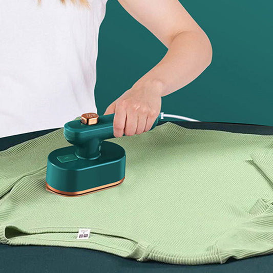 👕 Draagbaar mini strijkijzer – Handig voor snelle kledingverzorging thuis en onderweg ✨