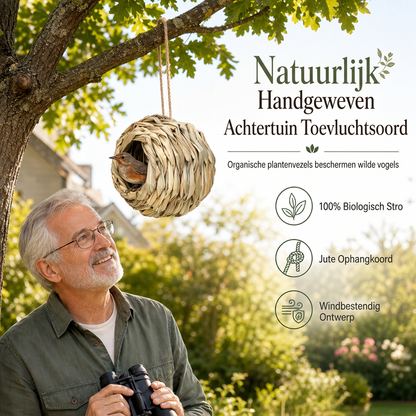 Handgevlochten bolvormig vogelnest van stro met ronde opening voor buitendecoratie in tuin en op erf