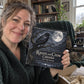 🖤 2027 Wandkalender met Raven | 12 Maanden Vol Mystieke Beelden | Origineel Cadeau voor Liefhebbers van Bijzondere Natuur